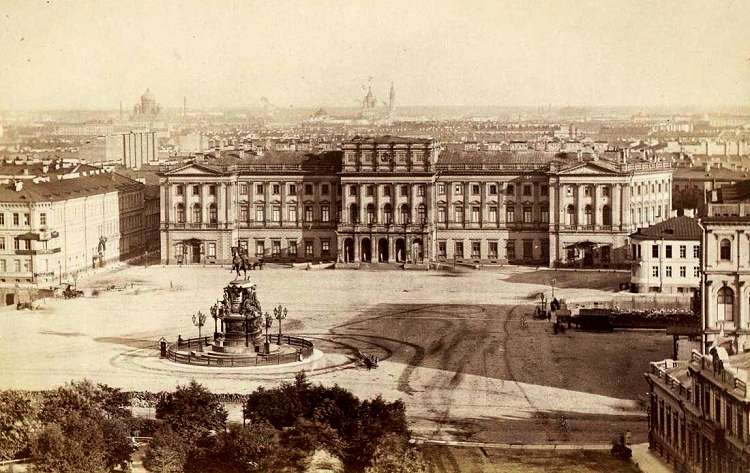 Ко второй половине 19 века Синий мост стал частью Мариинской площади Ко второй половине 19 века Синий мост стал частью Мариинской площади