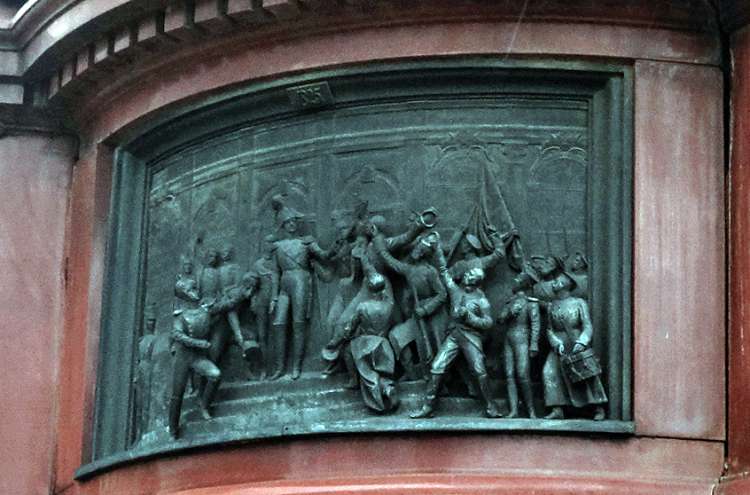 Один из барельефов посвящен подавлению Восстания декабристов 1925 года Один из барельефов посвящен подавлению Восстания декабристов 1925 года