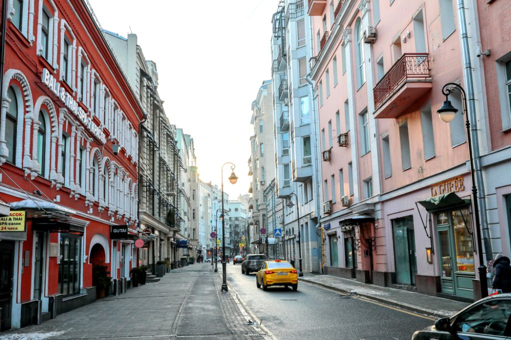 Малая бронная фото. Малая Бронная улица. Малая Бронная Москва. Бронная улица Москва. Малая Бронная Патрики.