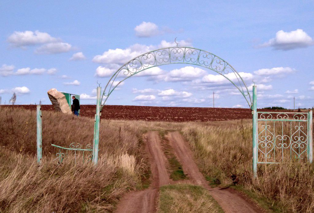 Вход на территорию городища огорожен и обозначен каменной глыбой