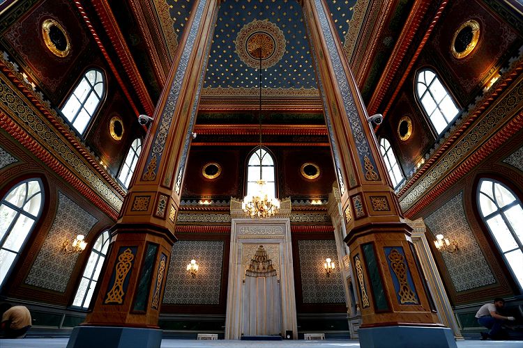Внутри Мечеть Йылдыз Хамидийе оформлена в виде небесного храма
