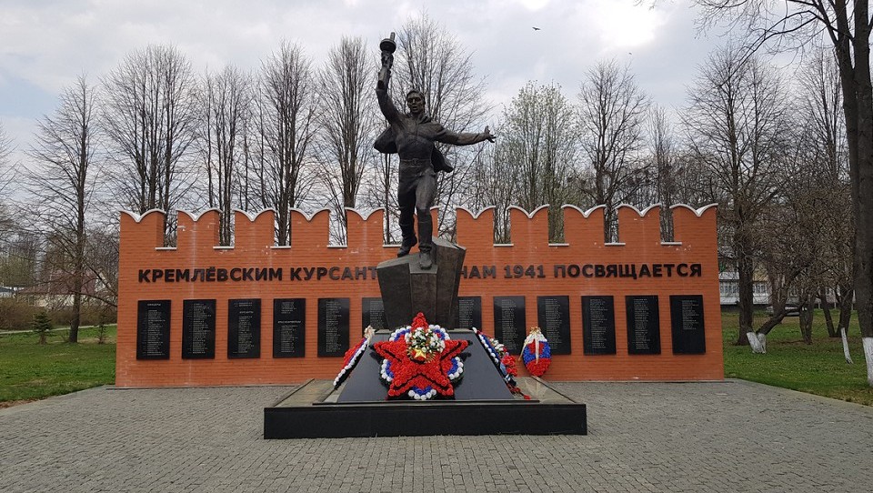 Сегодня в сквере Сенатской площади находится Памятник кремлевским курсантам