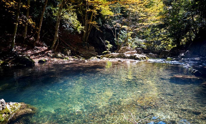 С некоторых ракурсов озеро действительно сияет голубизной