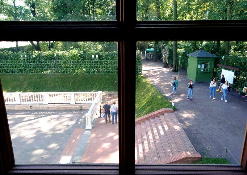 Из окон второго этажа хорошо просматриваются аллеи Летнего сада