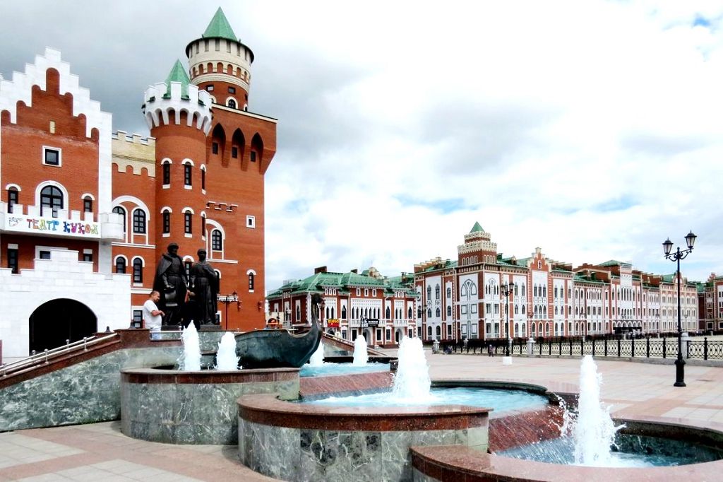 Петр и Феврония стоят в начале фонтанного каскада перед Театром кукол