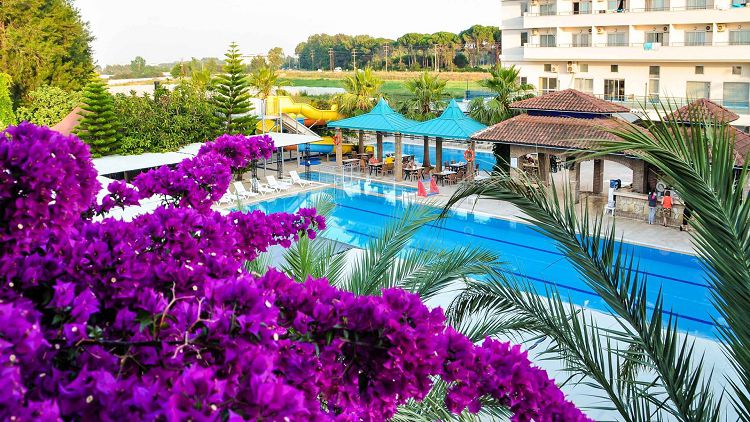 Отель с подогреваемым бассейном в Анталии