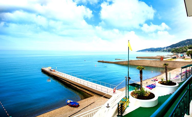 Пляж Санатория "Октябрьский" является бесплатной только для клиентов