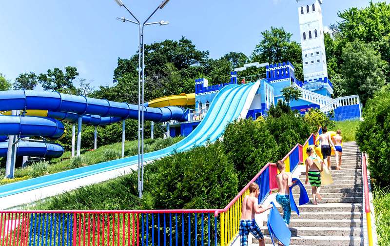 Ради секундного захватывающего спуска можно подняться и по высокой лестнице