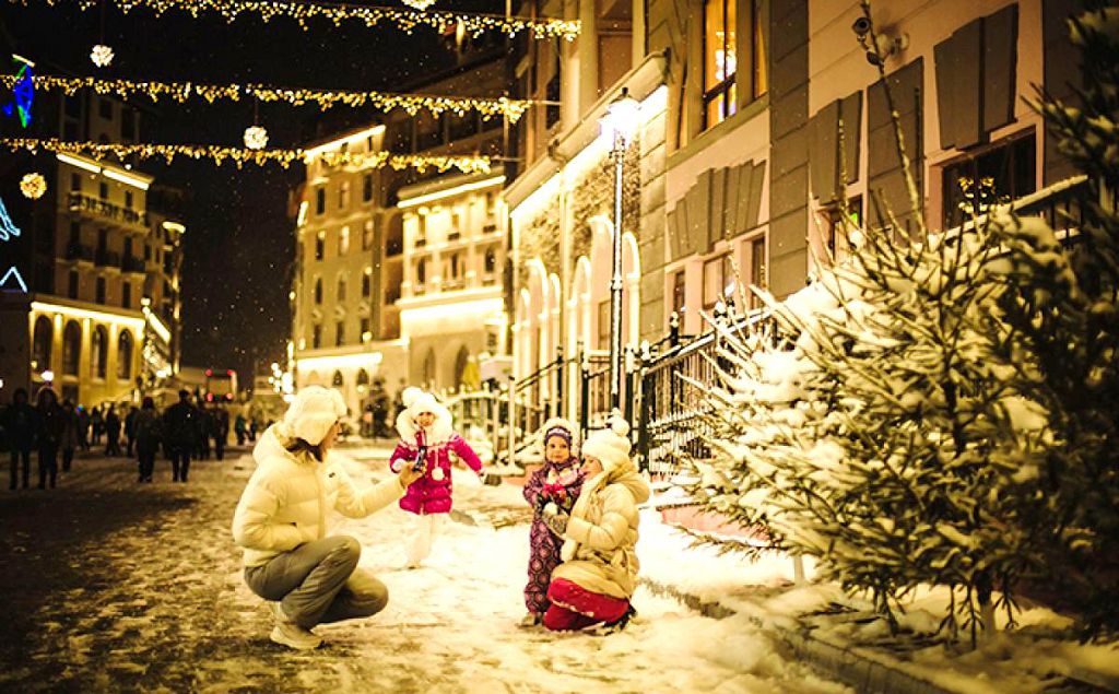 На улочках Краснополянских курортов зимой царит праздничная атмосфера