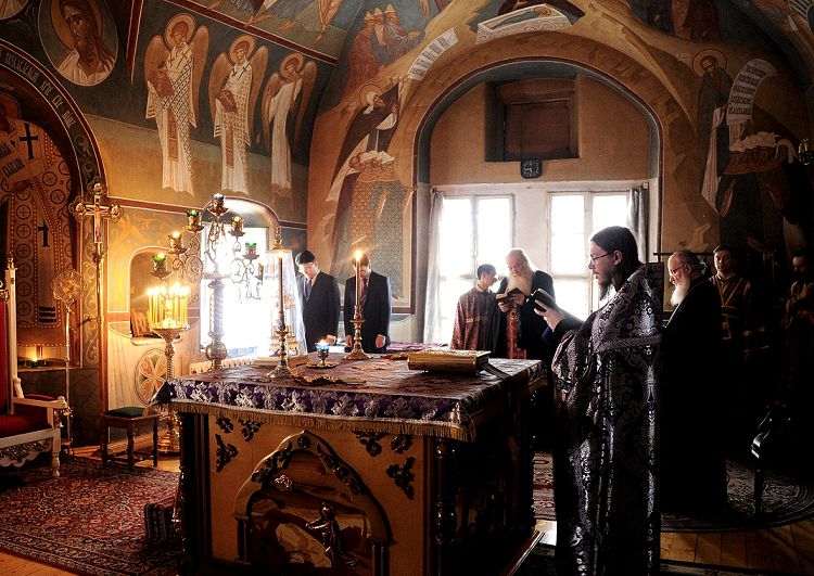 В Спасском храме можно побывать на богослужении