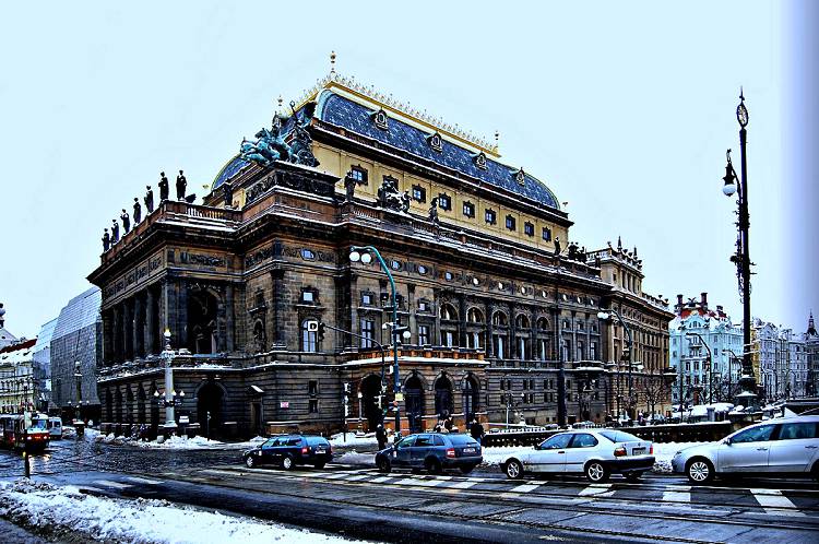 Хотите провести вечер с классикой - идите в Национальный театр