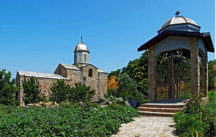 Во дворе храмовой территории