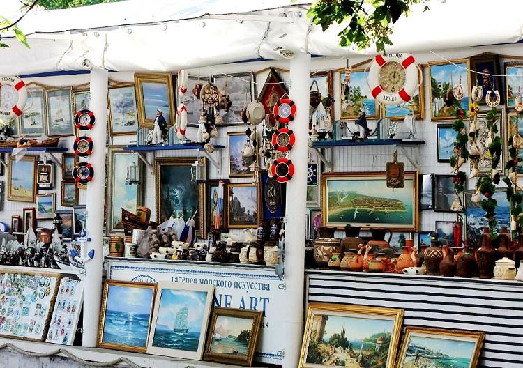 Торговые лавки и киоски можно встретить в центре Анапы буквально на каждом шагу