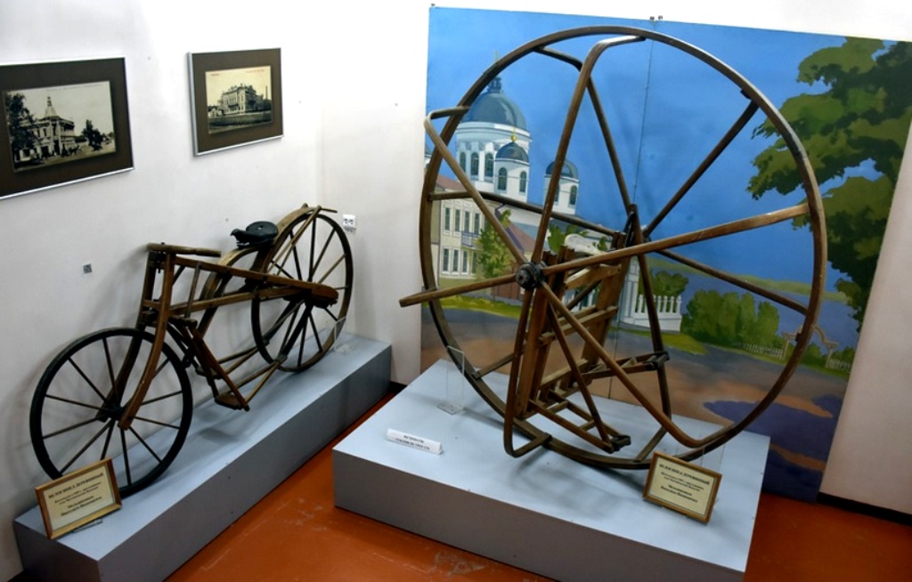 На своих велосипедах изобретатель съезжал по крутому спуску к Каме На своих велосипедах изобретатель съезжал по крутому спуску к Каме