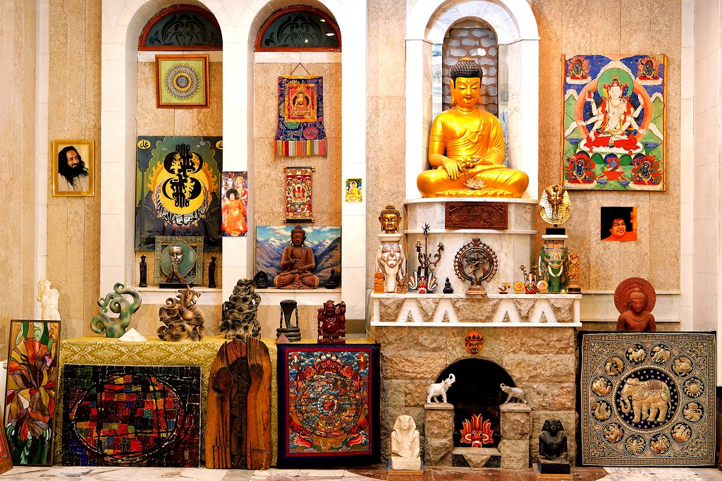 Залы храма знакомят посетителей с искусством, выросшим на различных религиях