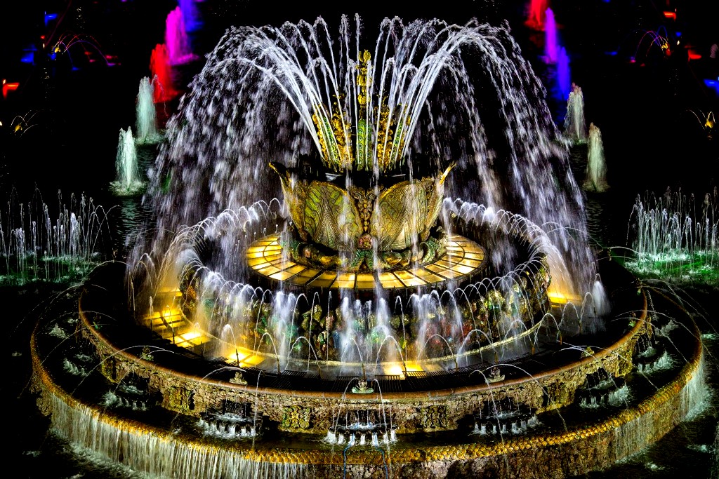 При работающей подсветке "Каменный цветок" выглядит просто фантастическим