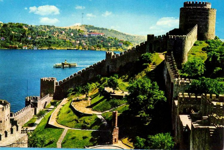 С высоты Румелийской крепости хорошо виден Босфор и его окрестности