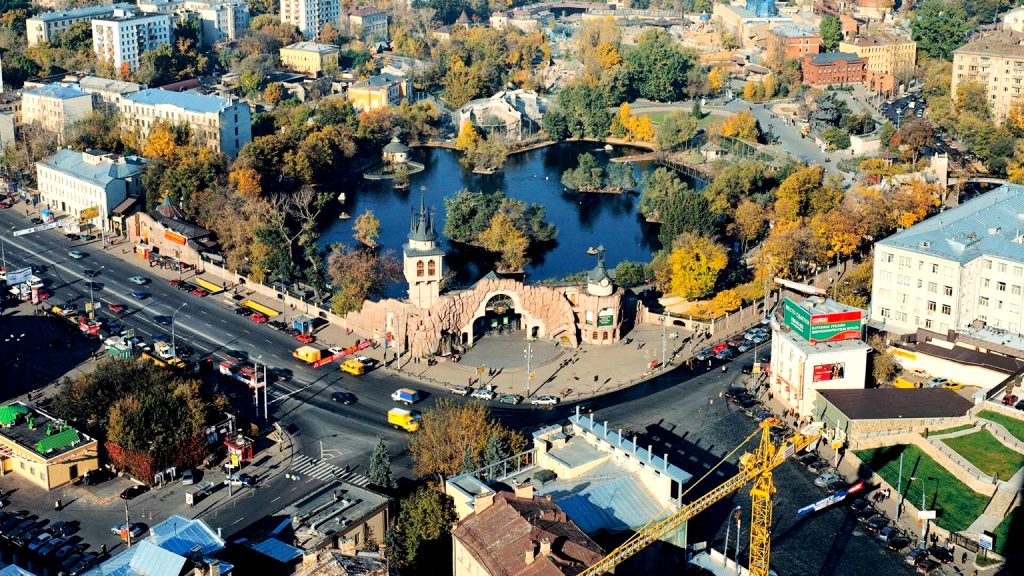 Московский зоопарк находится на пересечении Большой Грузинской улицы и Красной Пресни