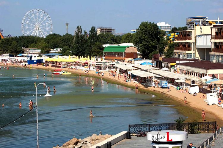 Лечебный пляж находится в небольшой естественной бухточке