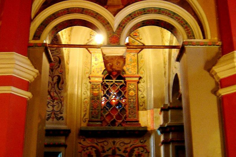 Тайная комната служила для незаметного наблюдения за действиями в палате