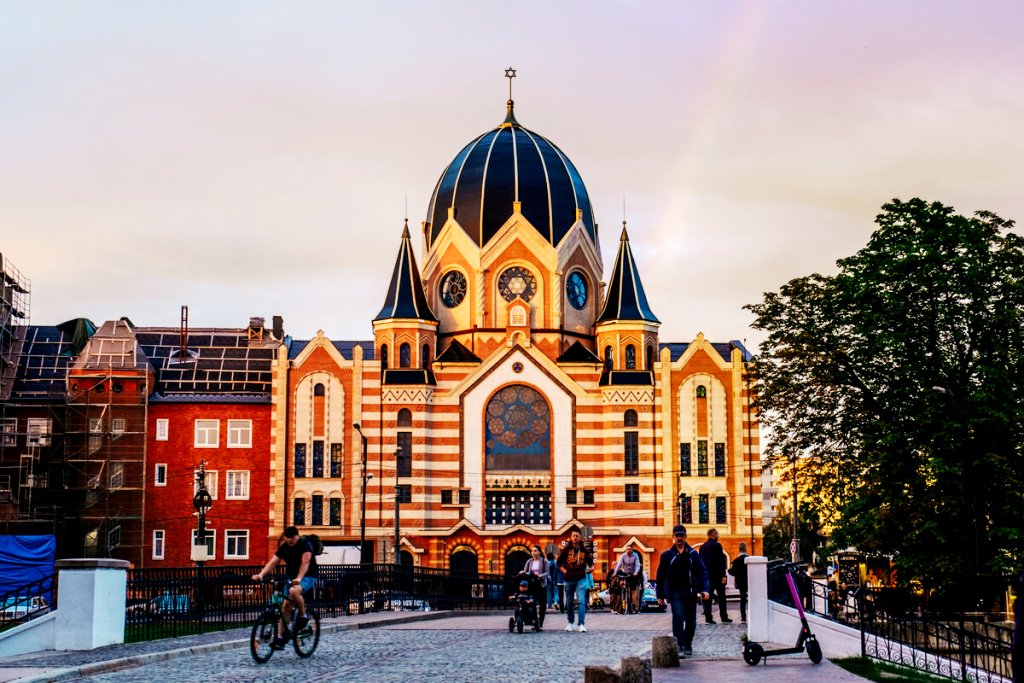 Воссозданное здание Новой синагоги неизменно привлекает внимание всех туристов