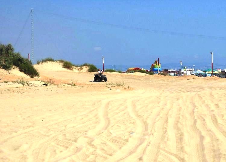 Поездка на квадроцикле по песчаным дюнам -это настоящий экстрим