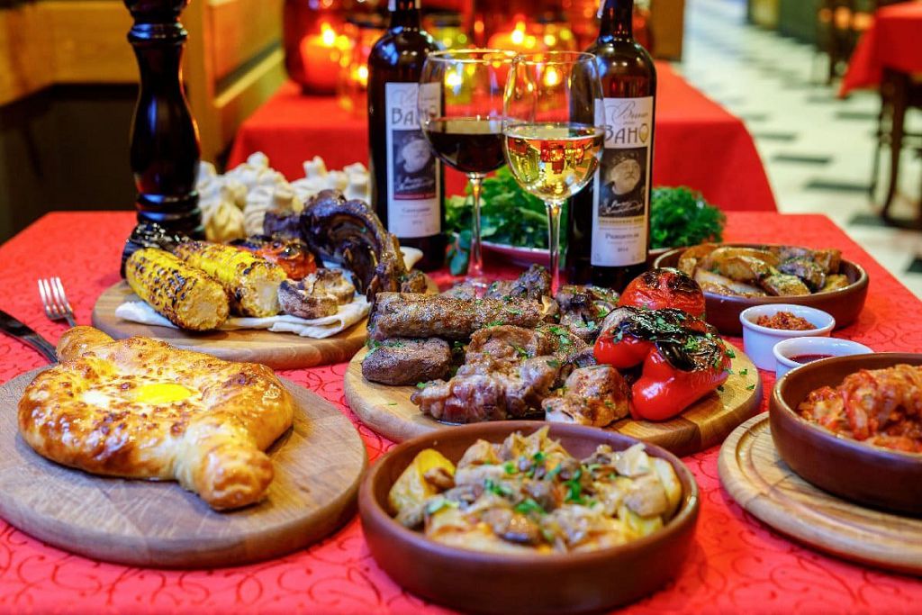Праздничный стол в ресторане Кахетии