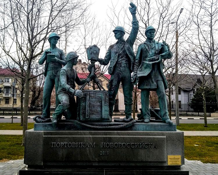 Памятник Труженикам порта установлен вначале Набережной совсем недавно