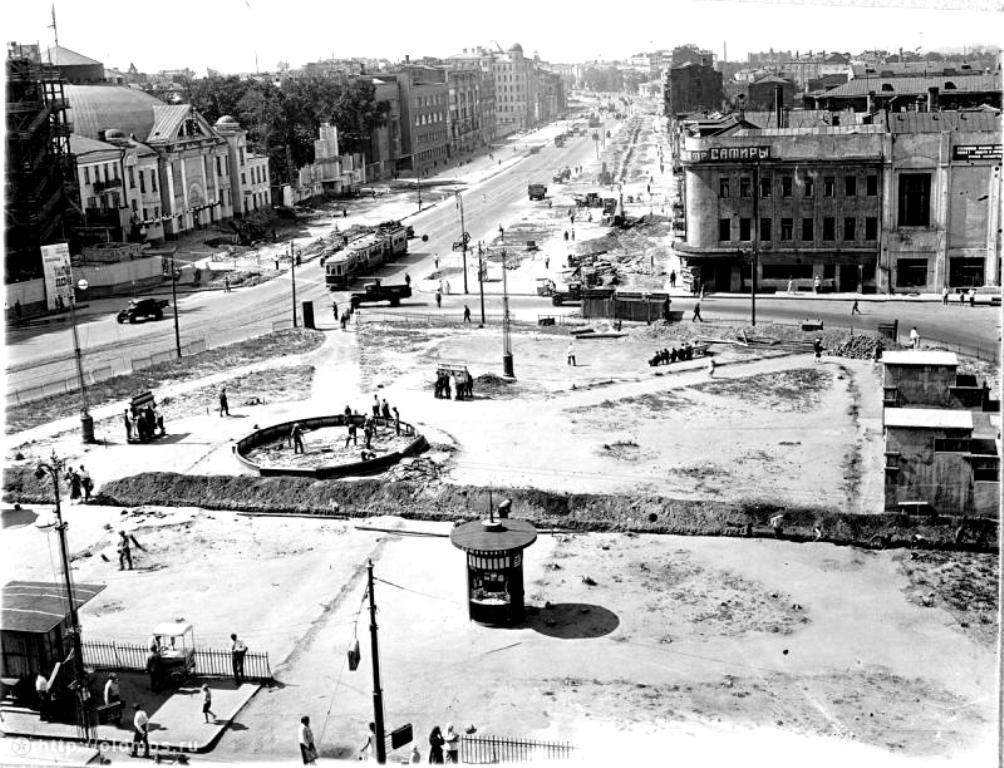 В середине 30-х годов Триумфальная площадь решилась сквера со всеми деревьями