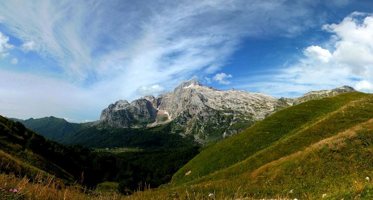 Вершину горы Фишт можно увидеть из некоторых мест Солохаула
