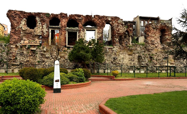 Руины Буколеоновского дворца - это все, что осталось от комплекса Большого дворца