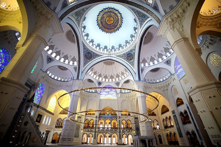 Внутри Великой мечети Чамлыджа  очень просторно и светло