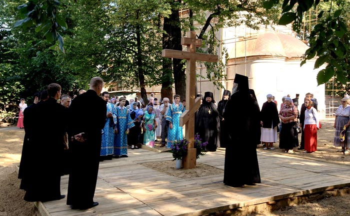 Установление Поклонного креста около восстанавливаемой Киновии Боголюбской
