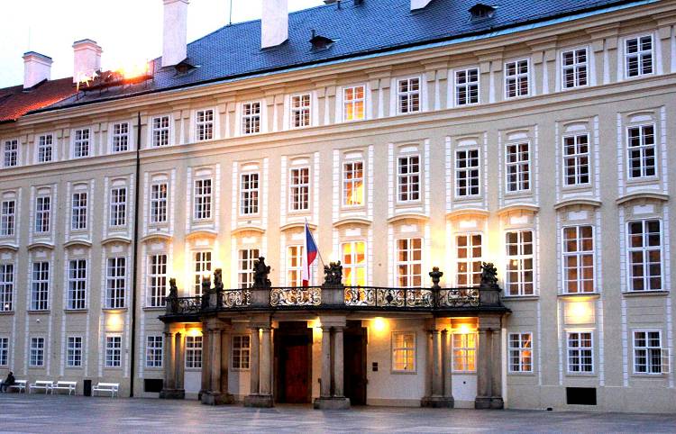 Старый королевский дворец также неоднократно перестаивался с 12 века