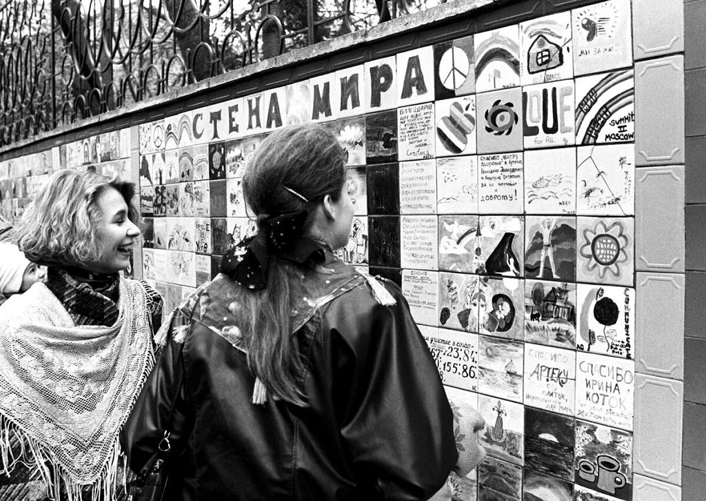 "Стена мира" в свое время была очень яркой достопримечательностью Арбата