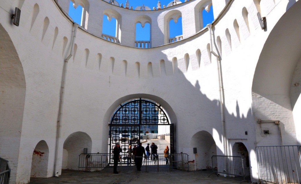 На входе через Кутафью башню туристы проходят досмотр