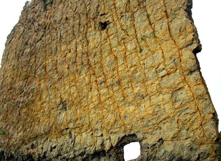 Отверстие в скале - популярное место фотосессий