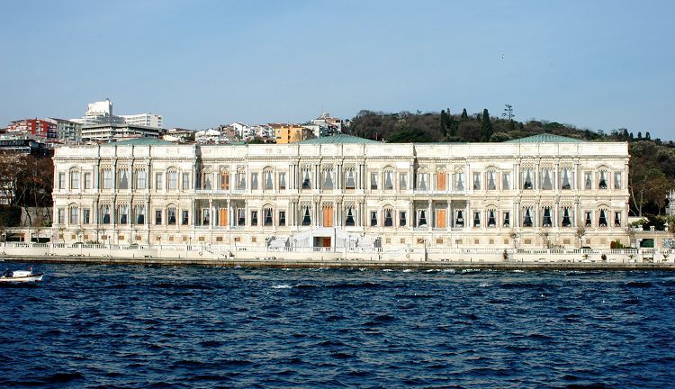 Дворец Чыраган  вытянут вдоль пролива Босфор