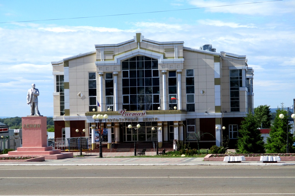 В центре Чистополя, как и во всех городах России, стоит Памятник Ленину