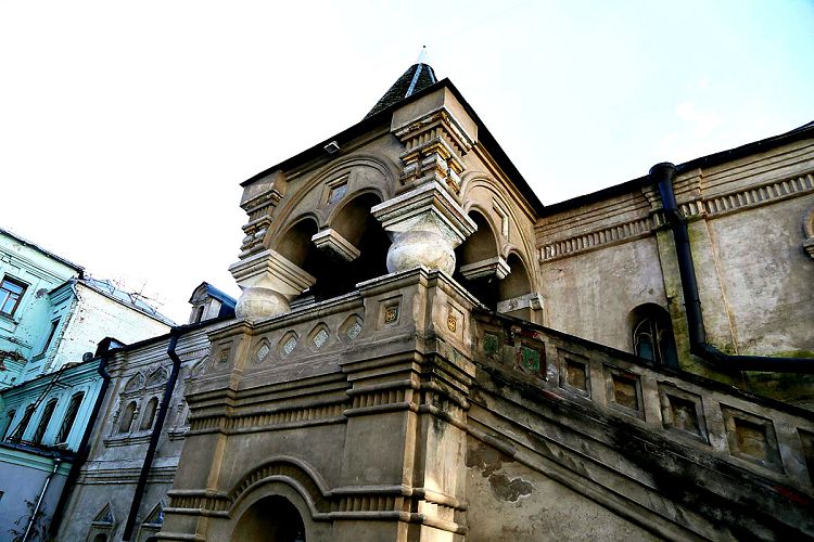 Новое шатровое крыльцо появилось у Правильной палаты в 19 веке