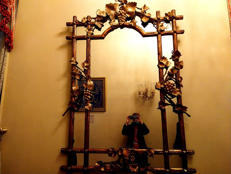 Красота и уникальные предметы интерьера вынуждают туристов нарушать правила