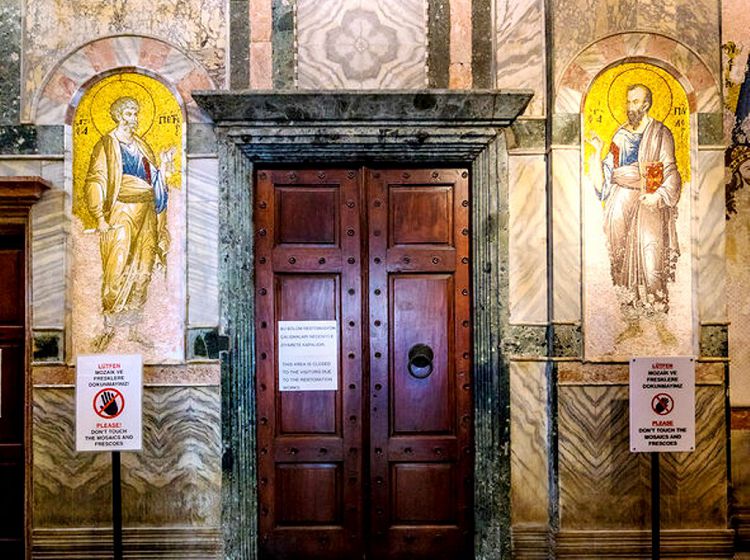 При входе в основной молельный зал посетителей встречают образы апостолов Петра и Павла