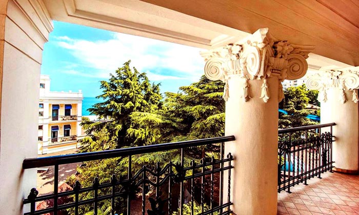 Один из архитектурных фрагментов гостиницы "Ореанда"