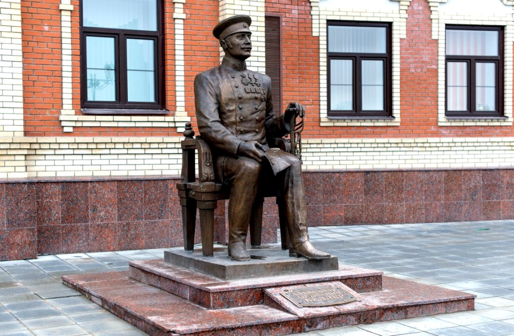 Блок в йошкар оле. Памятник келлеру в йошкар-оле. памятники на набережной йошкар-олы. памятник александру келлеру йошкар-ола. памятник келлеру в йошкар оле на набережной.