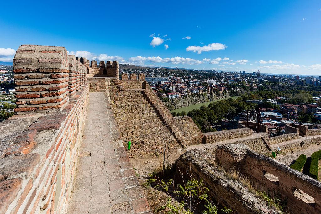 Сохранившиеся стены крепости