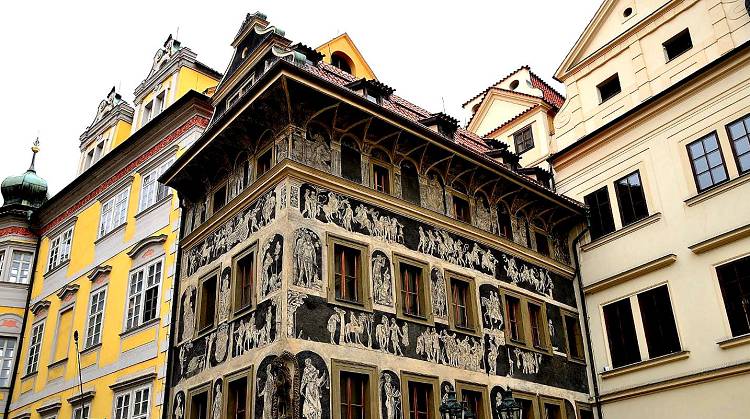 Росписью на Доме у минуты можно любоваться очень долго