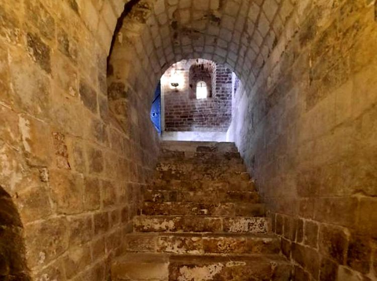 Стены и сомкнутые своды Палат веками хранят "преданья старины глубокой"