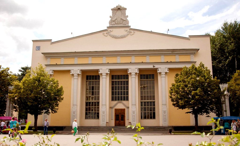 10 павильон не очень большой и не очень вычурный