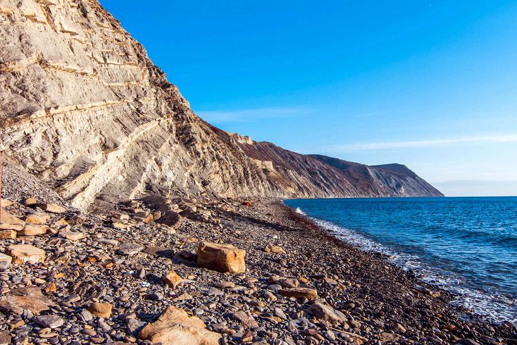 Пляж 800 ступеней - это дикое, очень живописное побережье 