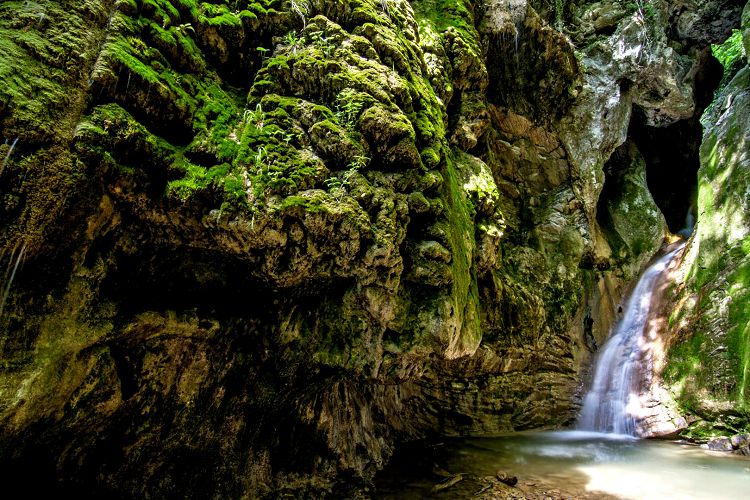 Водопад "Грот" один из фантастичных в данном каскаде
